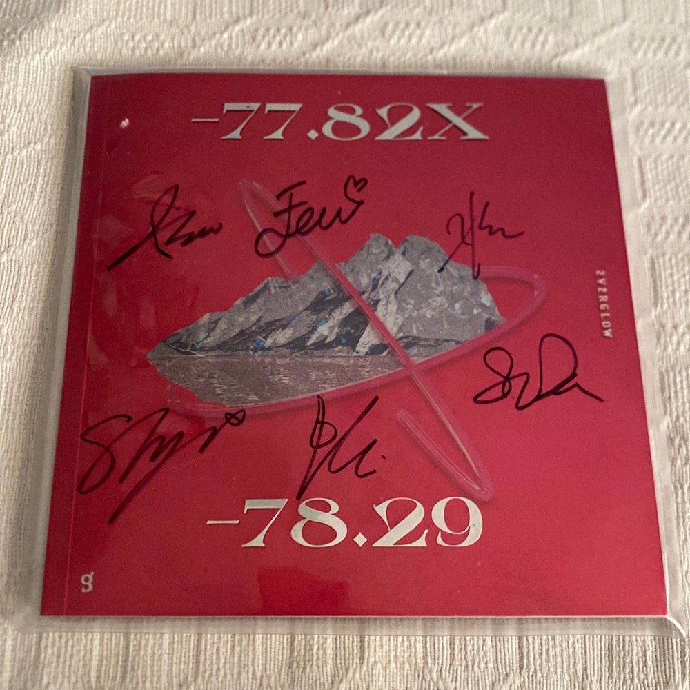 EVERGLOW SIGNED ALBUM (NEED GONE ASAP)